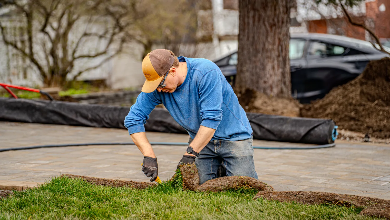 Close-up of freshly installed sod butted tight against a new interlock edge restraint.